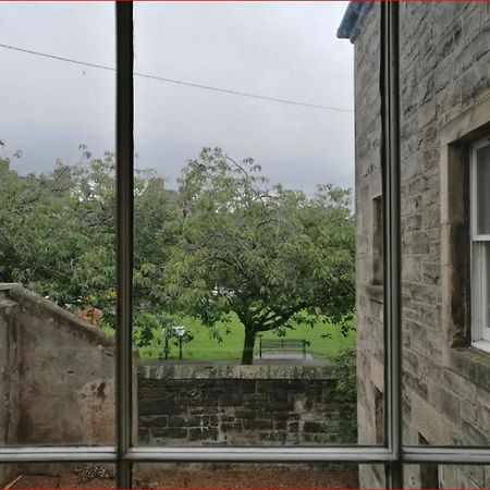 אדינבורו Central Mezzanine Apartment In Historic School מראה חיצוני תמונה