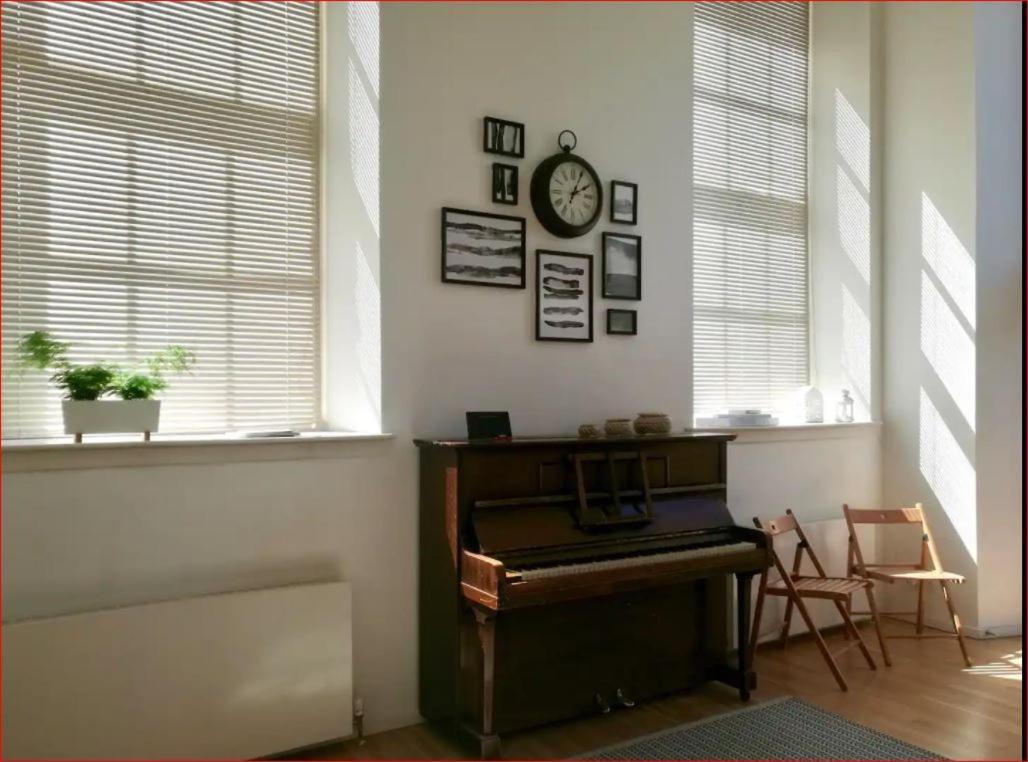 אדינבורו Central Mezzanine Apartment In Historic School מראה חיצוני תמונה