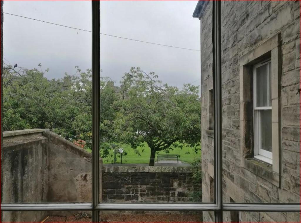 אדינבורו Central Mezzanine Apartment In Historic School מראה חיצוני תמונה